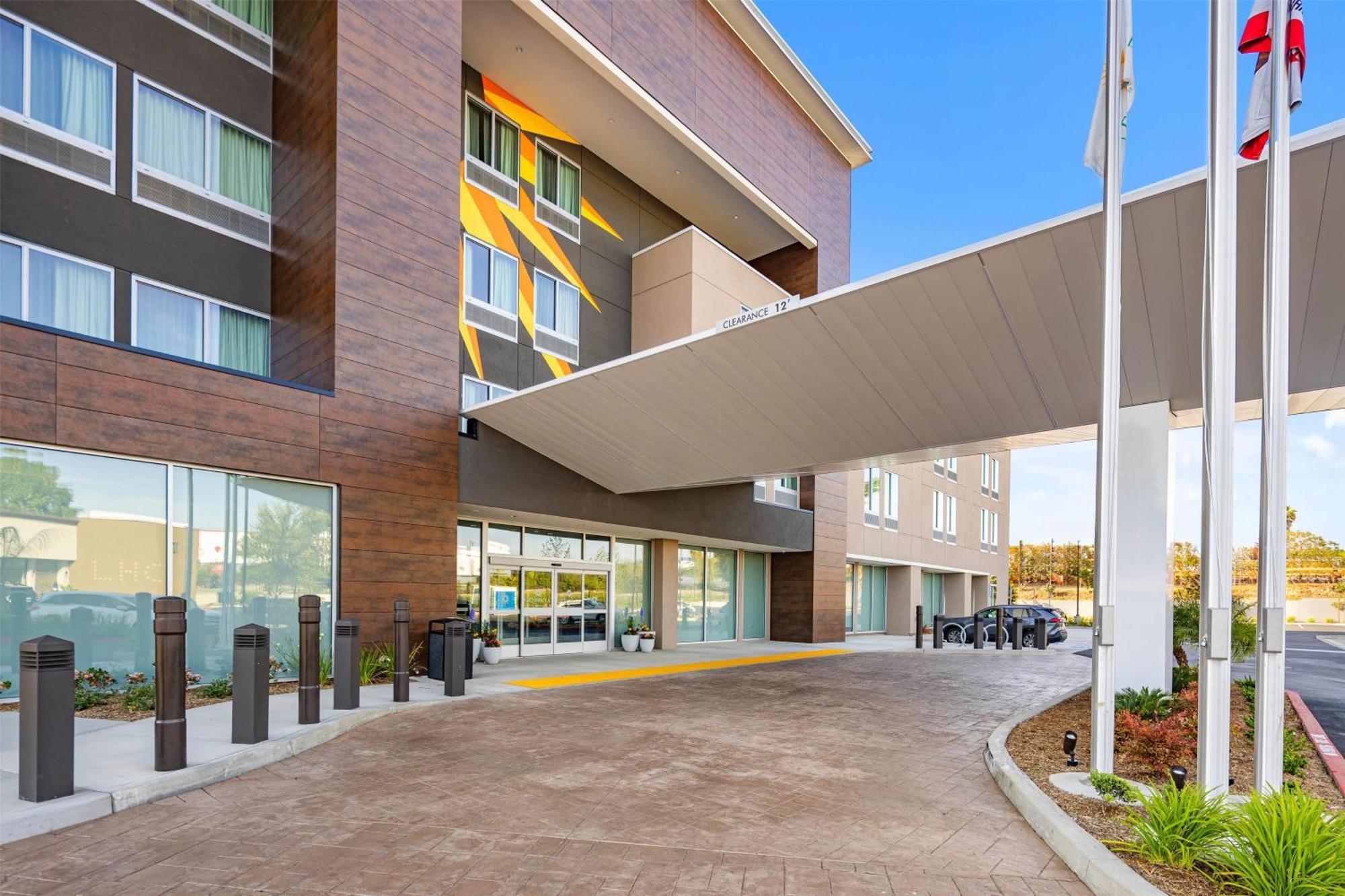 La Quinta Inn & Suites By Wyndham La Habra Exteriör bild
